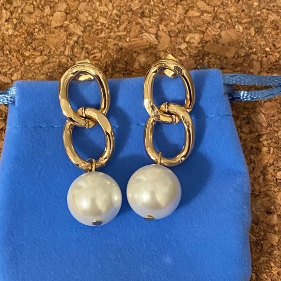NWOT Gorgeous gold hoops & Pearl Charm😍 - Picture 6 of 12